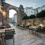 Hotel Peristil 3*