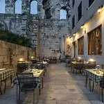 Hotel Peristil