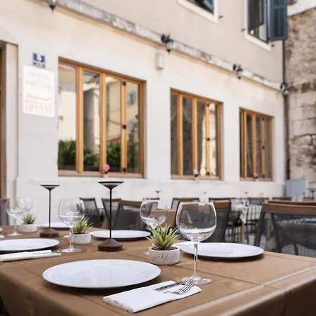 Peristil Готель