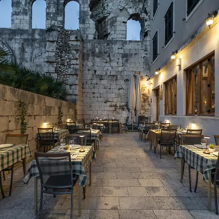 Hotel Peristil