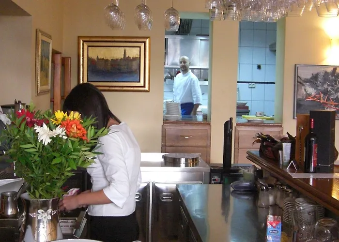 Peristil Готель