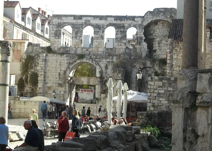 Peristil Szálloda 3*