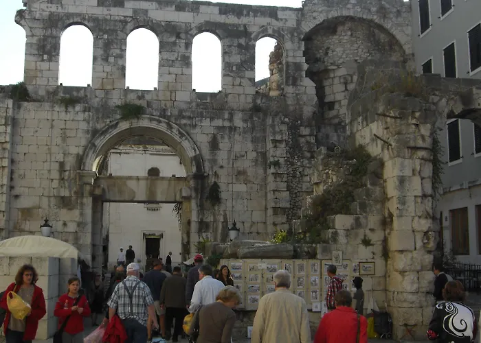 Peristil Готель