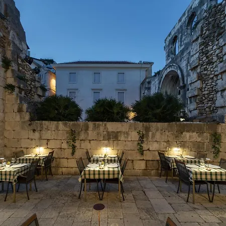 Hotel Peristil 3*