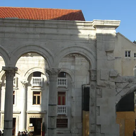 Peristil Szálloda 3*