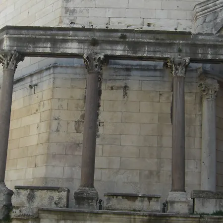 Peristil