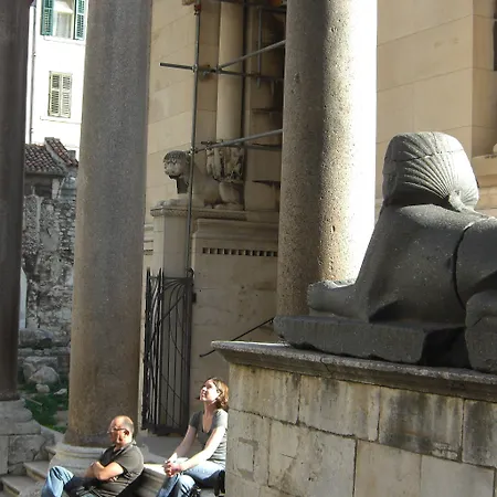 Peristil Szálloda Split