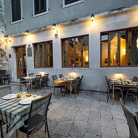 Hotel Peristil 3*