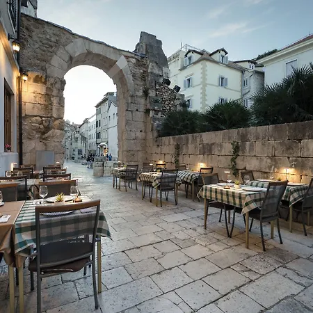 Hotel Peristil 3*