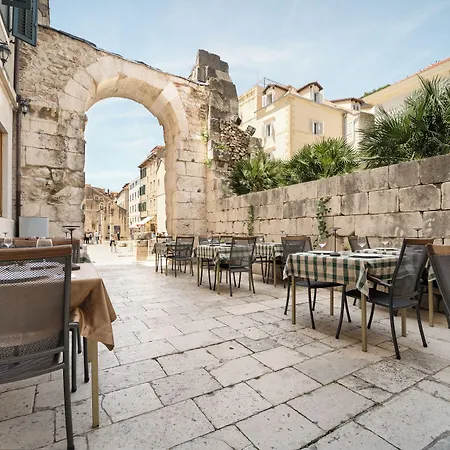 Peristil Hotel