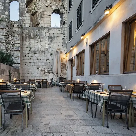 Hotel Peristil 3*